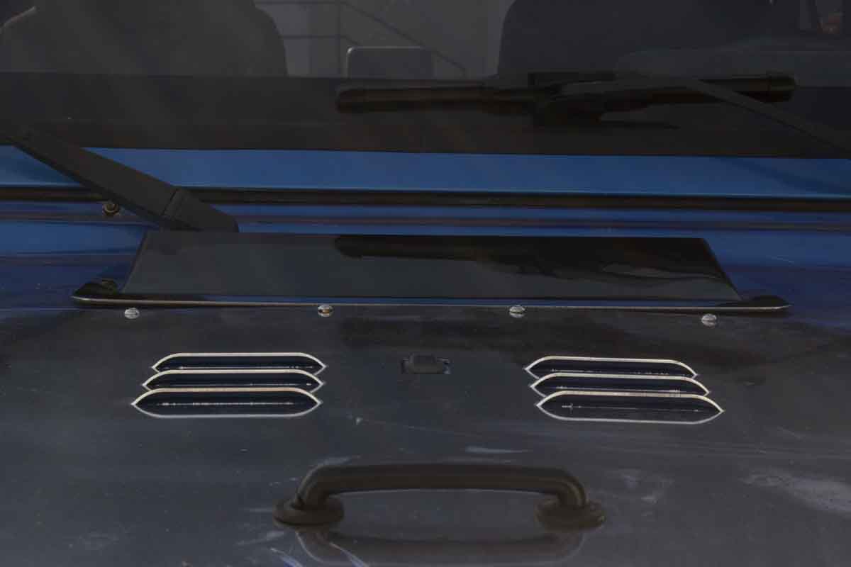 Kentrol 30520 Hood Vent Air Scoop for 1998-2006 Jeep Wrangler TJ LJ - Polished Silver