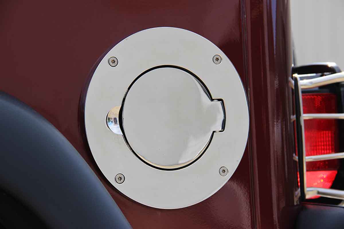 Kentrol 30553 Billet Style Gas Hatch for 1997-2006 Jeep Wrangler TJ - Polished Silver